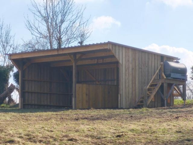 FABRICATION ET POSE D'UN ABRIS A CHEVAUX