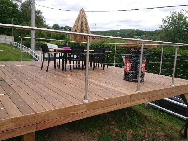 POSE D'UNE TERRASSE SUSPENDUE EN BOIS  AVEC GARDE CORPS EN INOX