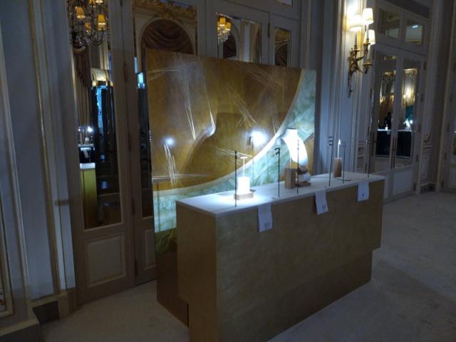 FABRICATION ET POSE D'UN PRESENTOIRE A L'HOTEL RITZ POUR UNE ENSEIGNE DE LUXE