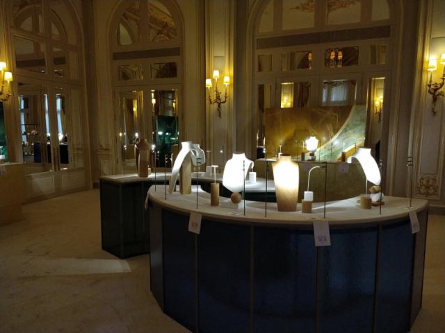 FABRICATION ET POSE DE PRESENTOIRE POUR L'ENSEIGNE DE LUXE A L'HOTEL RITZ 