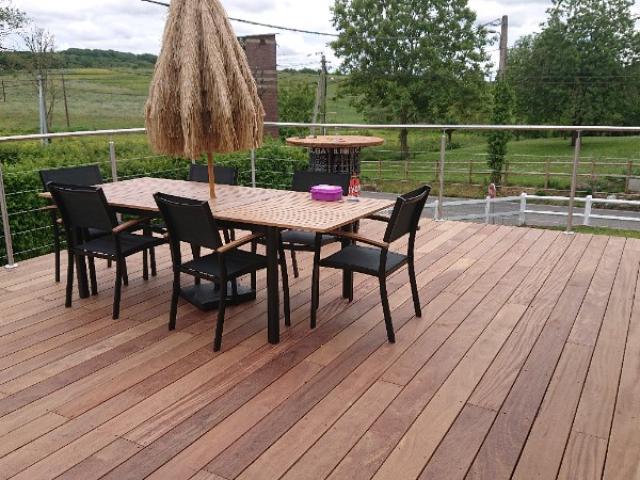 POSE D'UNE TERRASSE SUSPENDUE EN BOIS  AVEC GARDE CORPS EN INOX