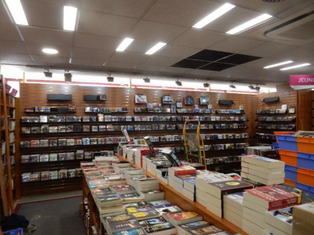 FABRICATION ET POSE DE MOBILIER POUR  L'AMENAGEMENT D'UNE LIBRAIRIE