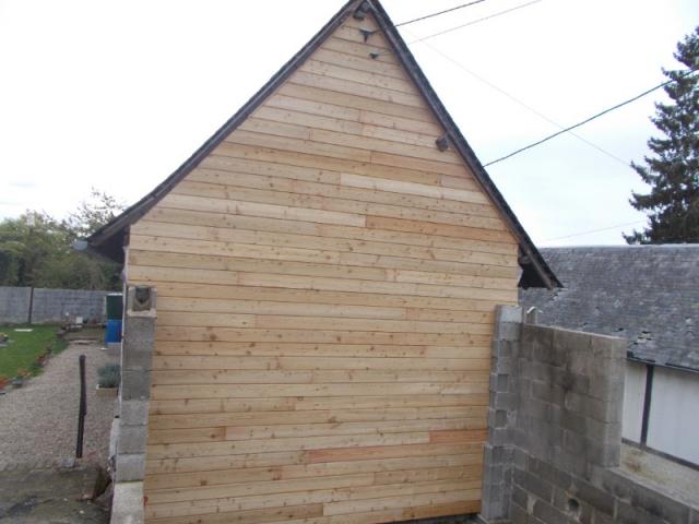 POSE D'UNE ISOLATION ET D'UN BARDAGE POUR LE PIGNONS D'UNE MAISON