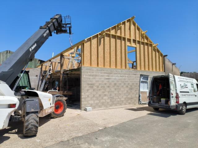 Reconstruction d'une charpente suite au passage d'une tornade 