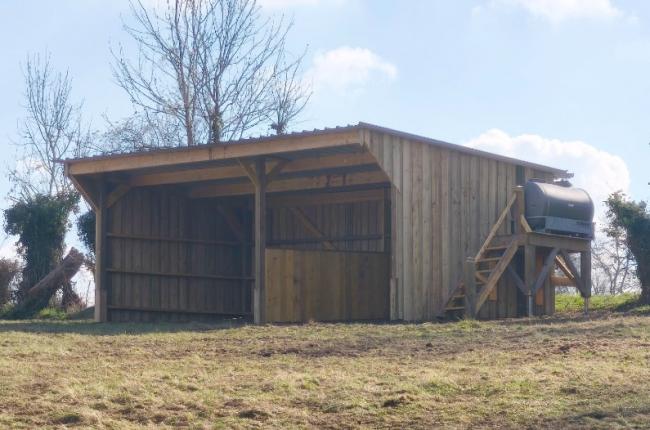 FABRICATION ET POSE D'UN ABRIS A CHEVAUX