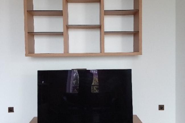 Aménagement d'un salon avec un meuble de télé et une bibliothéque