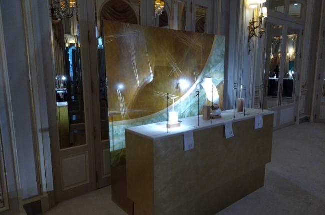 FABRICATION ET POSE D'UN PRESENTOIRE A L'HOTEL RITZ POUR UNE ENSEIGNE DE LUXE