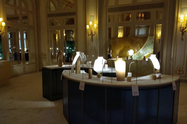 FABRICATION ET POSE DE PRESENTOIRE POUR L'ENSEIGNE DE LUXE A L'HOTEL RITZ 