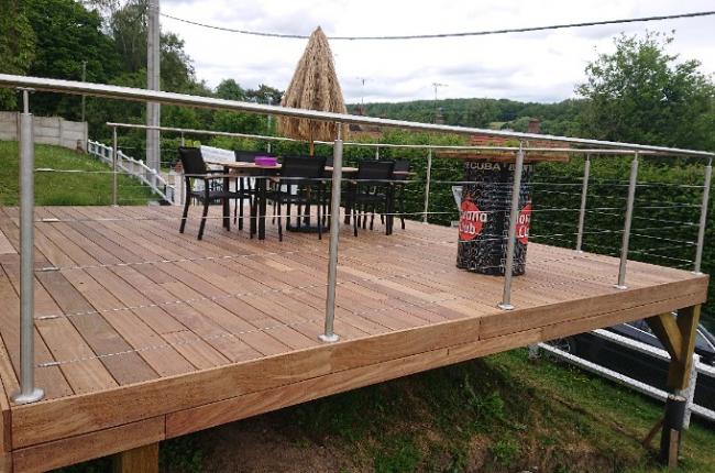POSE D'UNE TERRASSE SUSPENDUE EN BOIS  AVEC GARDE CORPS EN INOX
