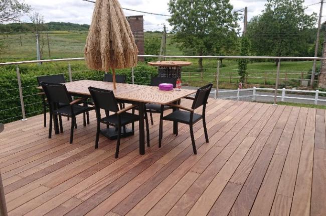 POSE D'UNE TERRASSE SUSPENDUE EN BOIS  AVEC GARDE CORPS EN INOX