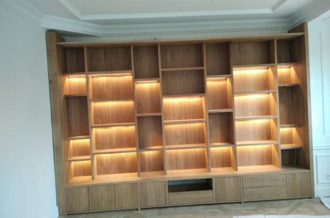 FABRICATION D'UNE BIBLIOTHEQUE EN CHENE SUR MESURE AVEC LED INTEGRE