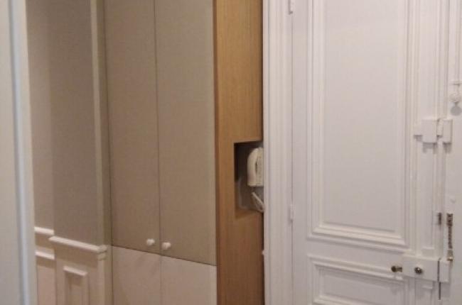 FABRICATION D'UN PLACARD POUR L'HABILLAGE D'UNE PORTE D'ENTREE D'UN APPARTEMENT