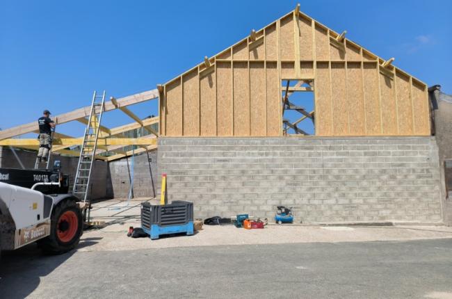 RECONSTRUCTION D'UNE CHARPENTE SUITE AU PASSAGE D'UNE TORNADE 