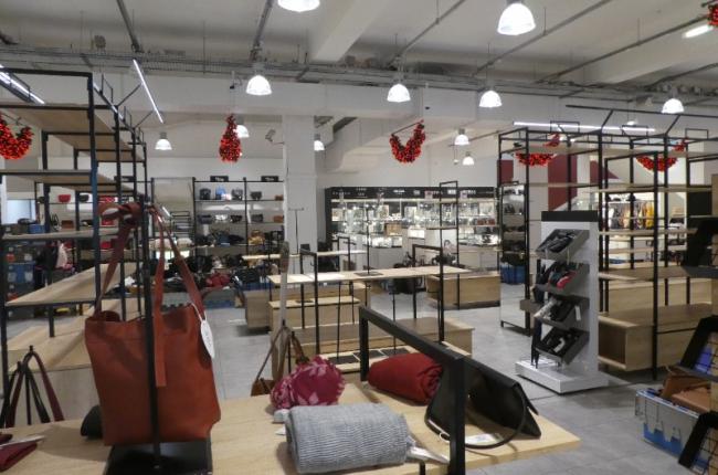 FABRICATION ET POSE DE MOBILIER POUR AMENAGEMENT D'UN MAGASIN